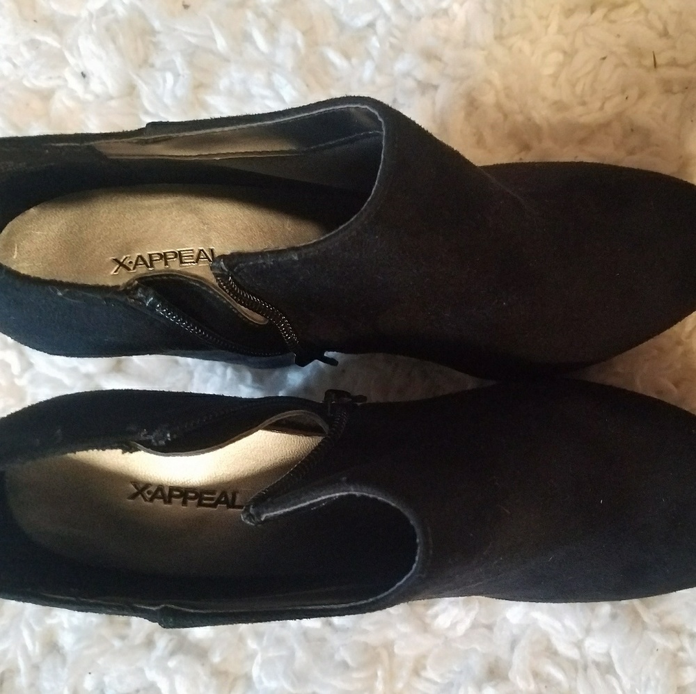 Size 7.5 Women's wedged bootie